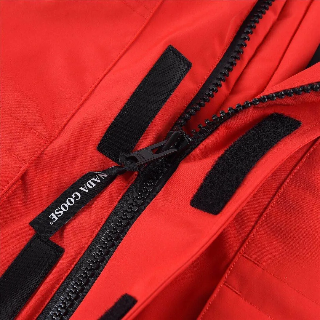 P780 with dust bag) Canada Goose Canada Goose #Expedition expedition parka classic down jacket ➖ Imported 21-count polyester-cotton blended original fabric [last year’s 16-count/18-count hard fabrics have been completely eliminated, this year all use 21-count genuine synchronized fabrics, the soft mid-band feels delicate and textured], genuine synchronized Feather-Light 10D waterproof coated fabric, made of 84.5% polyester fiber and 15.5% cotton, 100% the best feel in the entire network! ➖ The genuine official website is synchronized with the national standard 80 white duck down, you can check the official website customer service, there will never be a series of misleading claims such as 90 down or goose down! ➖ Using the best nylon lining with double double-layer sealing design, velvet-proof No. 7 needle + grid-filled down ready-made garments, there is 100% no so-called velvet running! ➖ The cuffs are designed with thickened seamless threads, and the collar and pockets are lined with top-quality polar fleece to keep you warm and comfortable! ➖ Yoshida YKK provides original custom-made electroplated sliders. YKK two-way lockable zippers are tight and smooth and will not peel off paint! ➖ 3M composite guarantees that the Velcro is the same as the original, durable, and all accessories and hardware are custom-made! ➖ Imported BEHRINGER embroidery machine to customize the 10,000-needle embroidery logo, 98% of which can be reproduced to restore the original logo. You can check and compare on the official website! ➖ The fur collars are all made of large pieces of Western Canadian blue wolf hide, ensuring that each fur collar is 13-15cm wide! 08 models for men and women SIZE: XS S M L XL XXL
